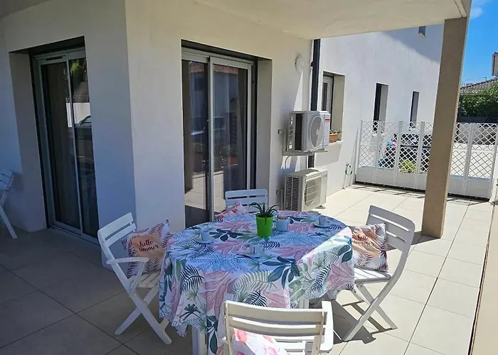 Moderne à Avec Terrasse Ensoleillée. *